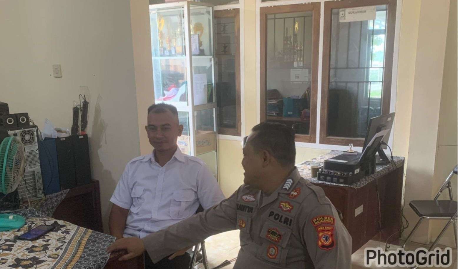 Polsek Cigasong Sambangi Perangkat BhabinkamtibmasDesa Tajur, Sosialisasi Bahaya Judi Online dan Layanan Call Center 110